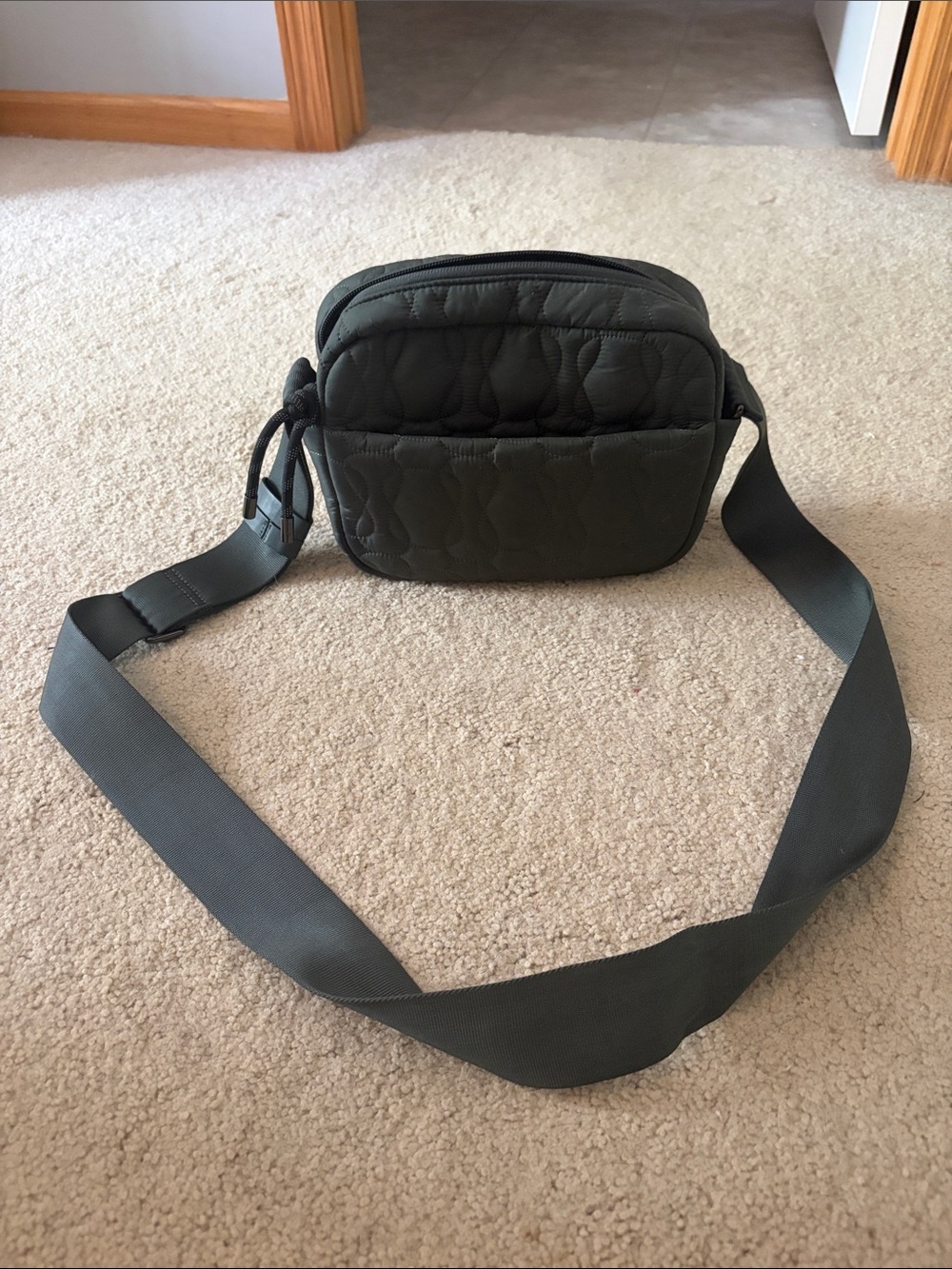 Lululemon QUILTED EMBRACE CROSSBODY BAG 4L - like new!
Smoked Spruce
